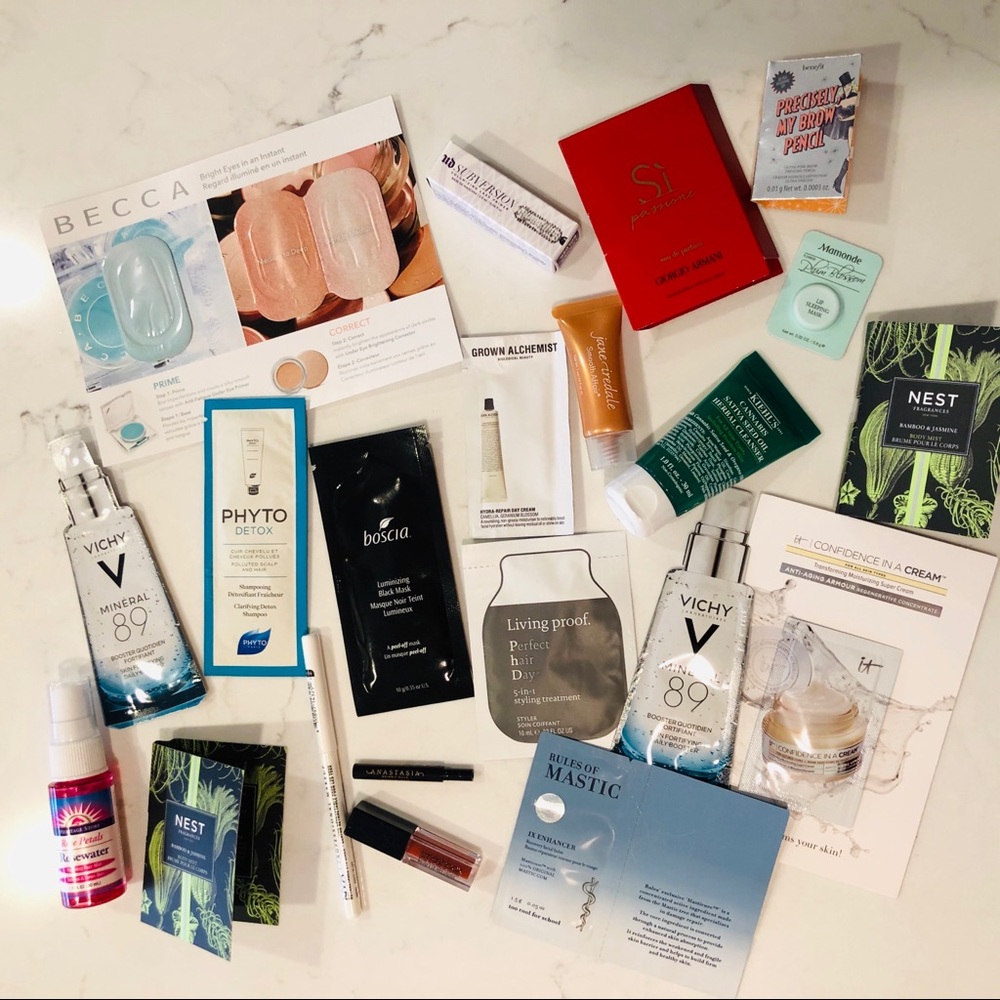 •21 Piece Beauty Kit w/ Bag•